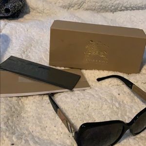 Burberry sunglasses 🕶